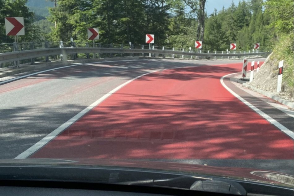 Zákruty vo Vernári zvýraznili červenou farbou