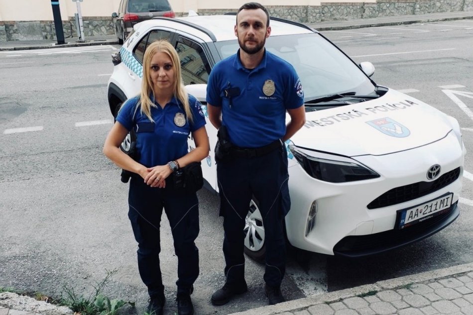 Zachránili chlapca z auta