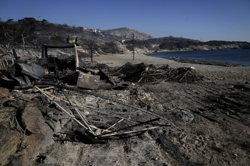 Neďaleko Atén vypukol veľký požiar