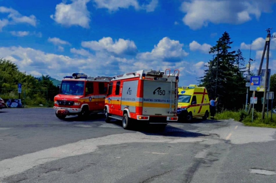 V OBRAZOCH: Auto na Čertovici zišlo strmým svahom
