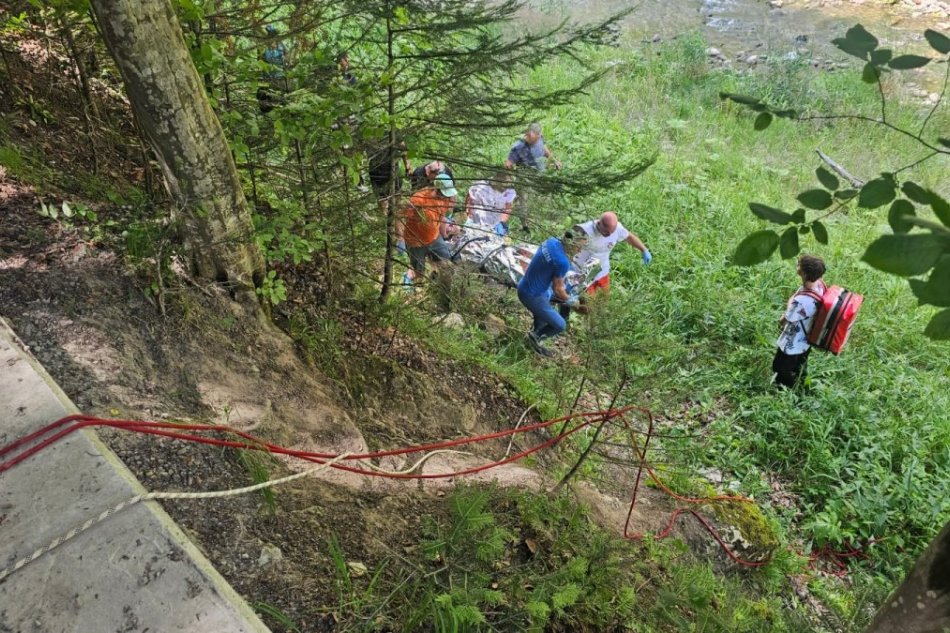 V OBRAZOCH: Záchranári HZS pomáhali vozičkárovi v Pieninách