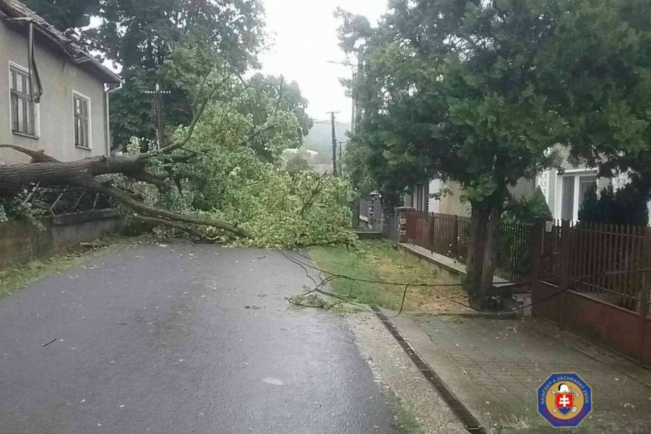 V OBRAZOCH: Zásahy hasičov v súvislosti s búrkami