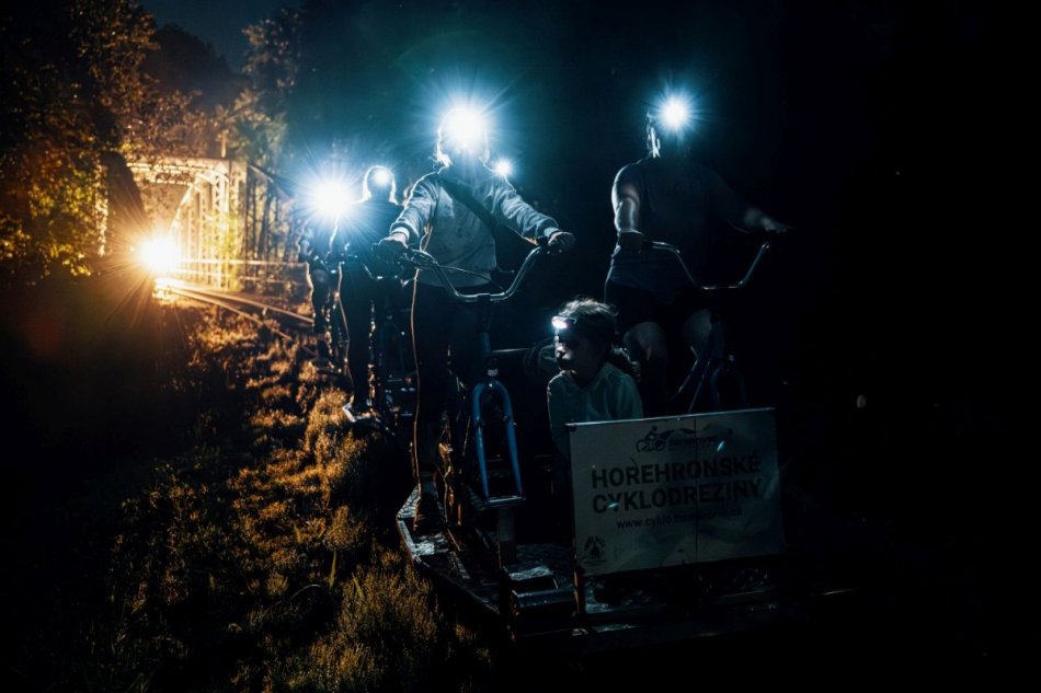 V OBRAZOCH: Letné večerné jazdy na cyklodrezinách