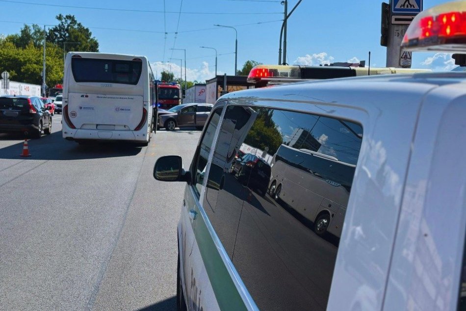 V OBRAZOCH: Nehoda autobusu s autom v križovatke
