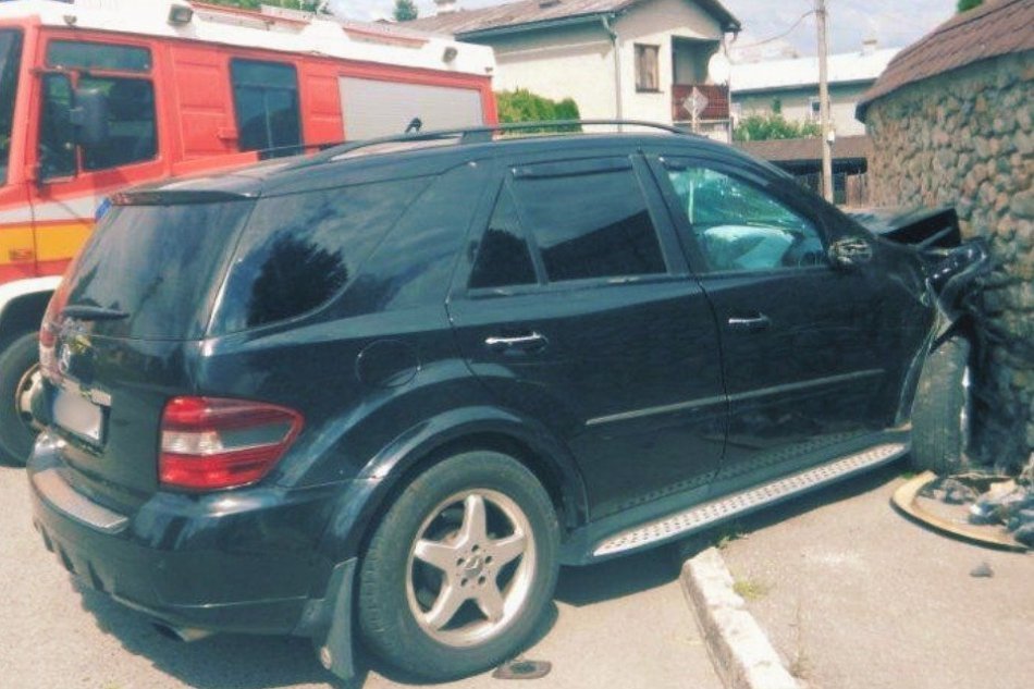 V OBRAZOCH: Opitý vodič nabúral do plota rodinného domu