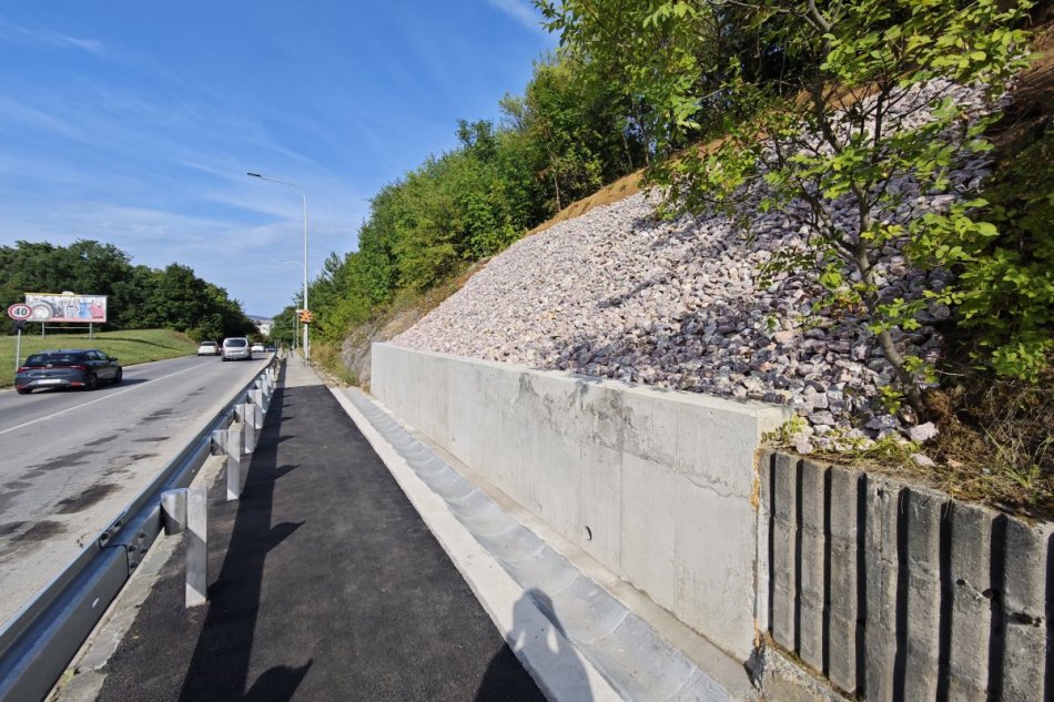 Spevňovanie zosunutého svahu ukončili v predstihu