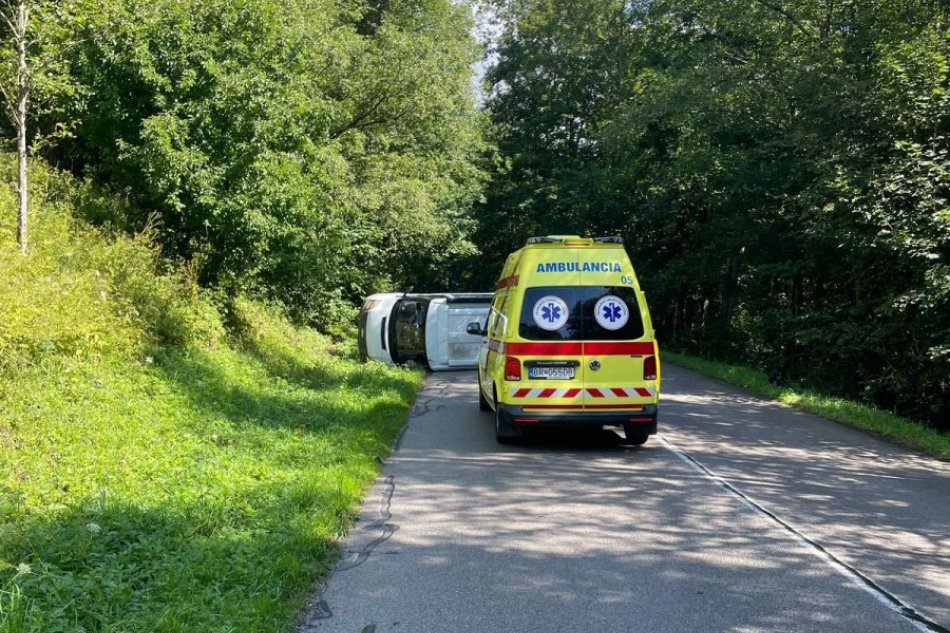 V OBRAZOCH: Po nehode v Bystrej skončilo auto na boku