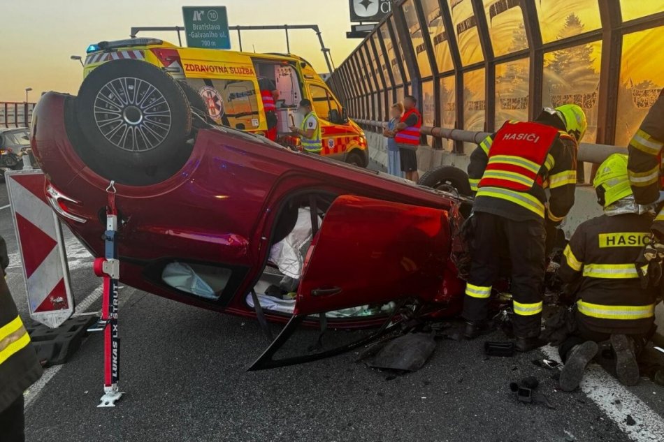 Auto skončilo na D1 prevrátené na streche