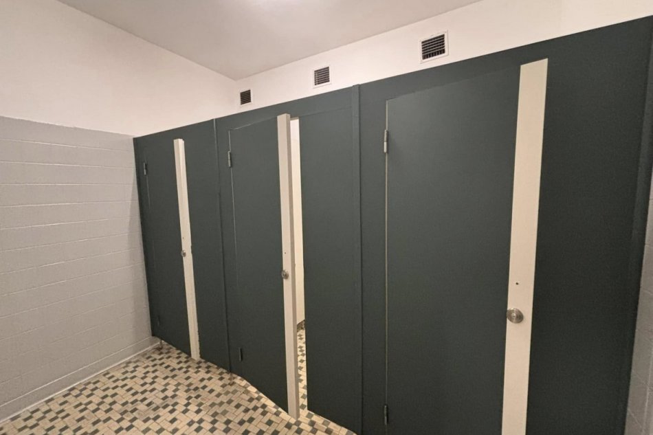 V OBRAZOCH: Na toaletách v nemocnici úradovali vandali