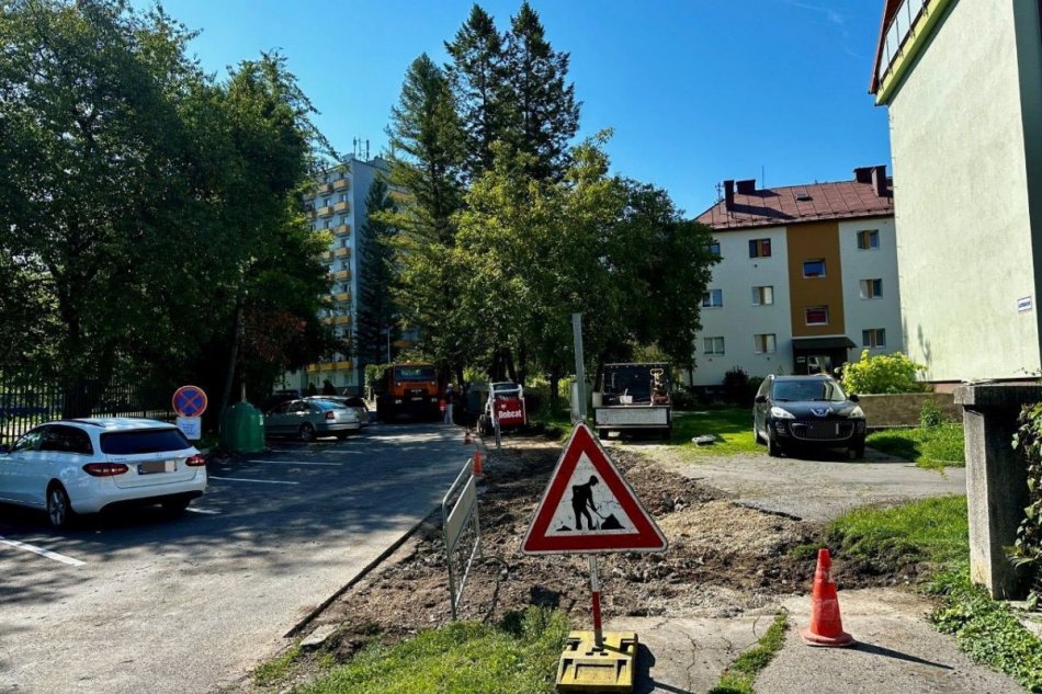 V OBRAZOCH: Na Uhlisku sa začalo s rekonštrukciou chodníka