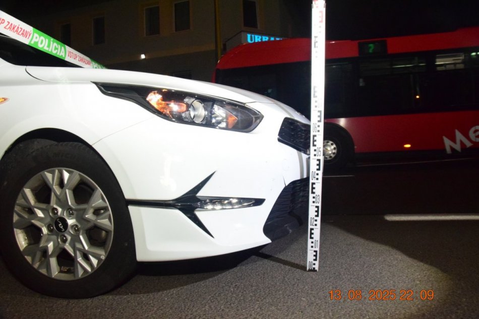 V OBRAZOCH: Chodec po zrážke autom utrpel vážne zranenia