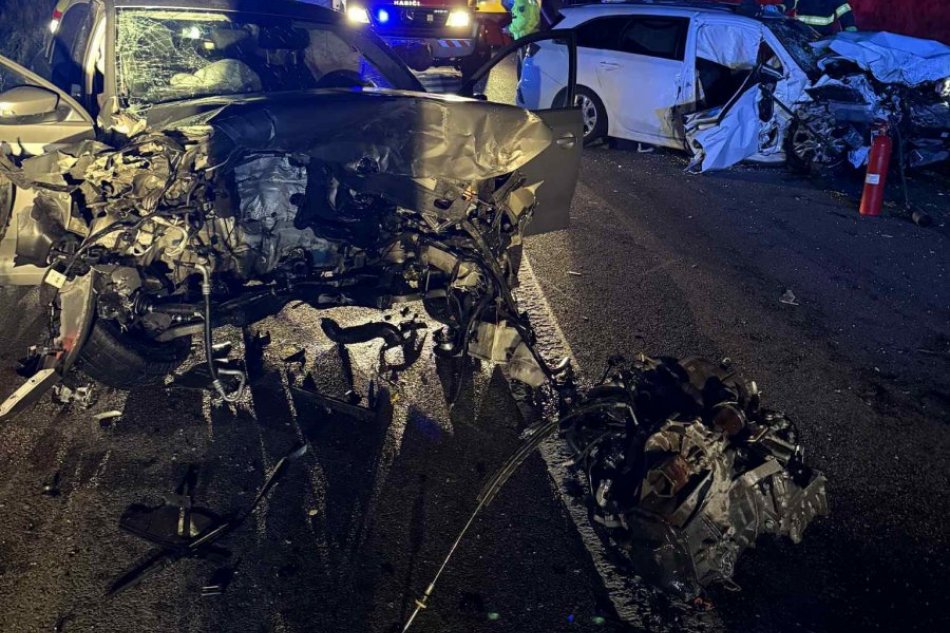 V OBRAZOCH: Čelná zrážka si vyžiadala niekoľkých zranených