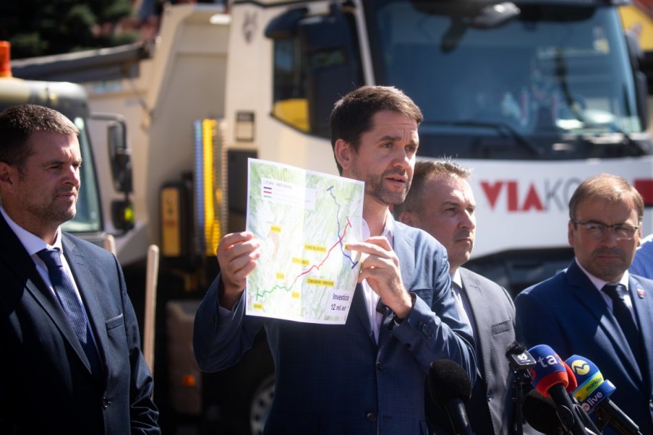 V OBRAZOCH: Kraj začína obnovu ďalšieho kľúčového úseku pri Senohrade