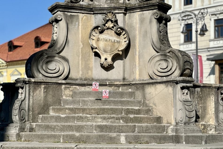 V OBRAZOCH: Časť schodiska Mariánskeho stĺpa na Námestí SNP ohradili