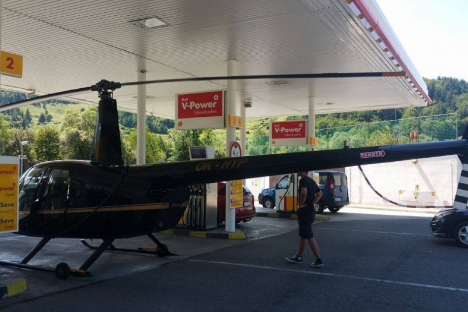 V OBRAZOCH: Na Horehroní pred rokmi tankoval vrtuľník