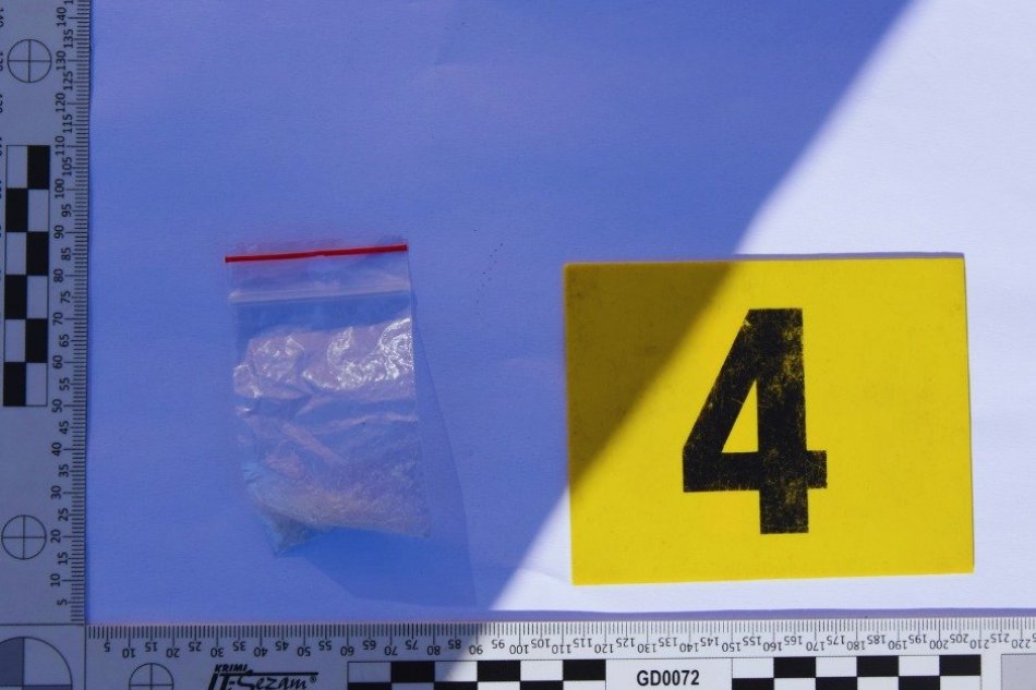 V OBRAZOCH: Policajti zadržali pred drogy štyri osoby