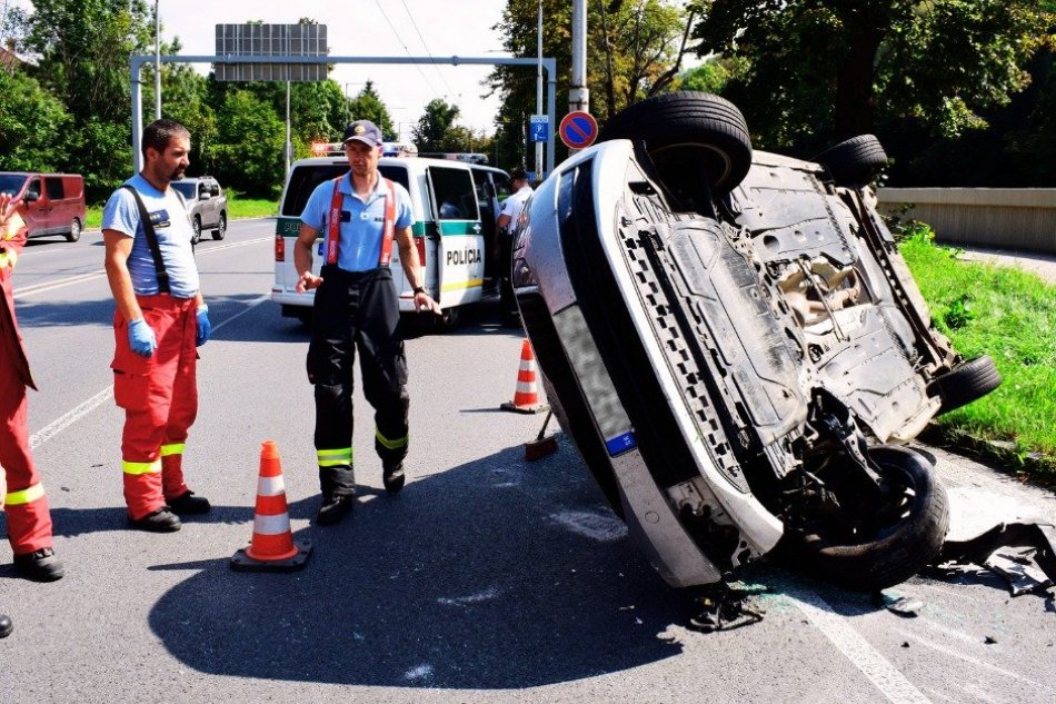 V OBRAZOCH: Vodička skončila po náraze do stĺpa na streche