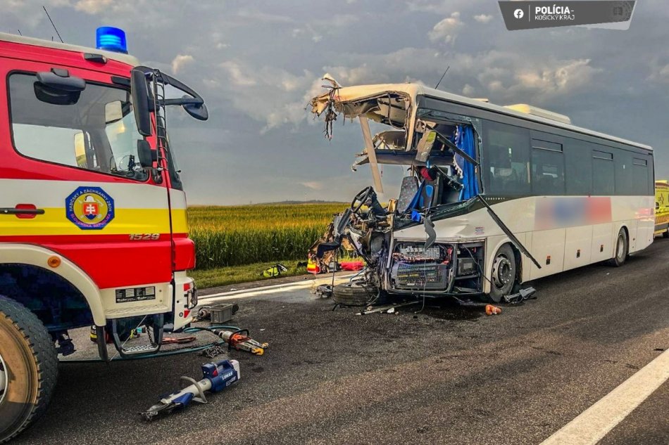 Nehoda autobusu a kamióna