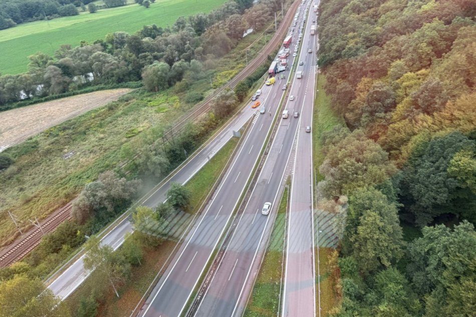 V OBRAZOCH: Nehoda dodávky a kamióna na rýchlostnej ceste