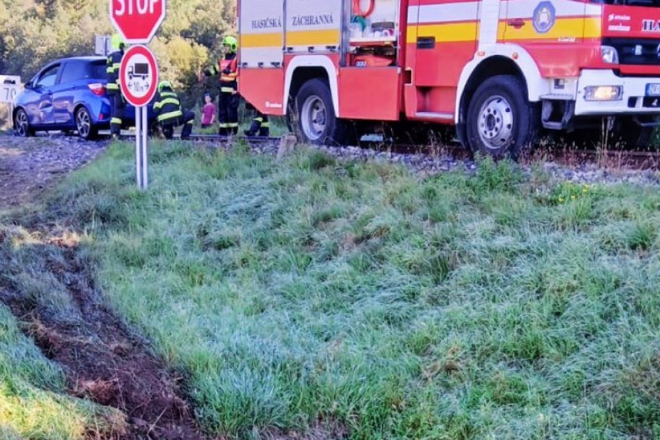 V OBRAZOCH: Vodička skončila s autom na železničnej trati