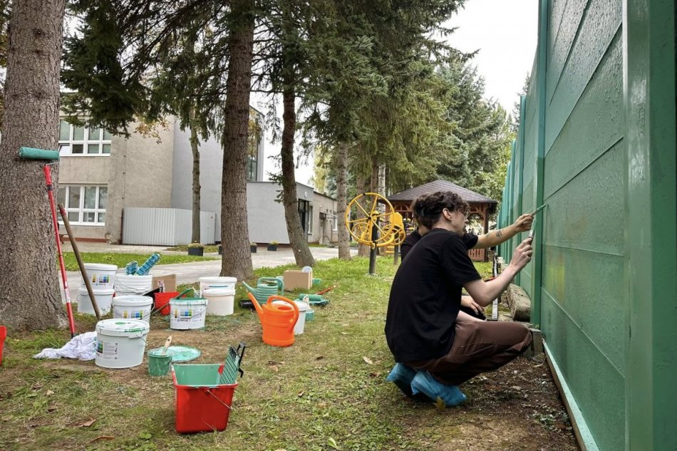 V OBRAZOCH: Mladí umelci skrášľujú prostredie pre seniorov