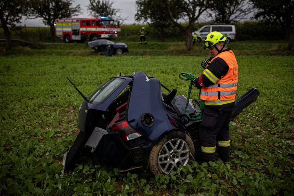 Auto roztrhlo, vodič vyviazol s menším zranením
