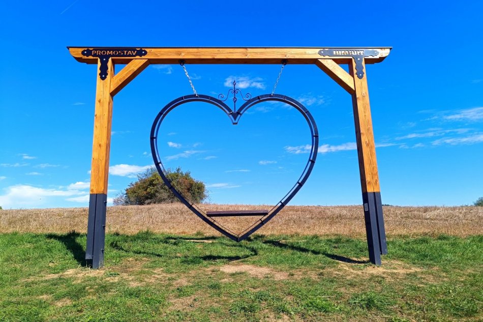 V OBRAZOCH: Hojdačka lásky láka nielen zaľúbencov