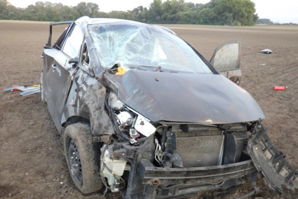 Auto sa prevrátilo: Vypadol z neho spolujazdec, v nemocnici zomrel