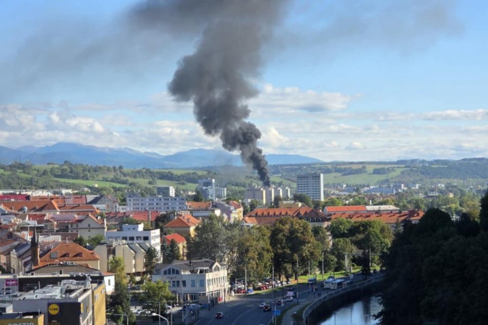 V OBRAZOCH: Desivý pohľad na požiar paneláka v Banskej Bystrici