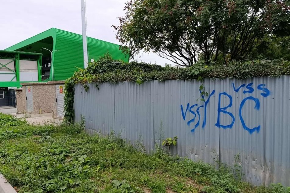 Preškrtnuté logá Tatrana od košických fanúšikov