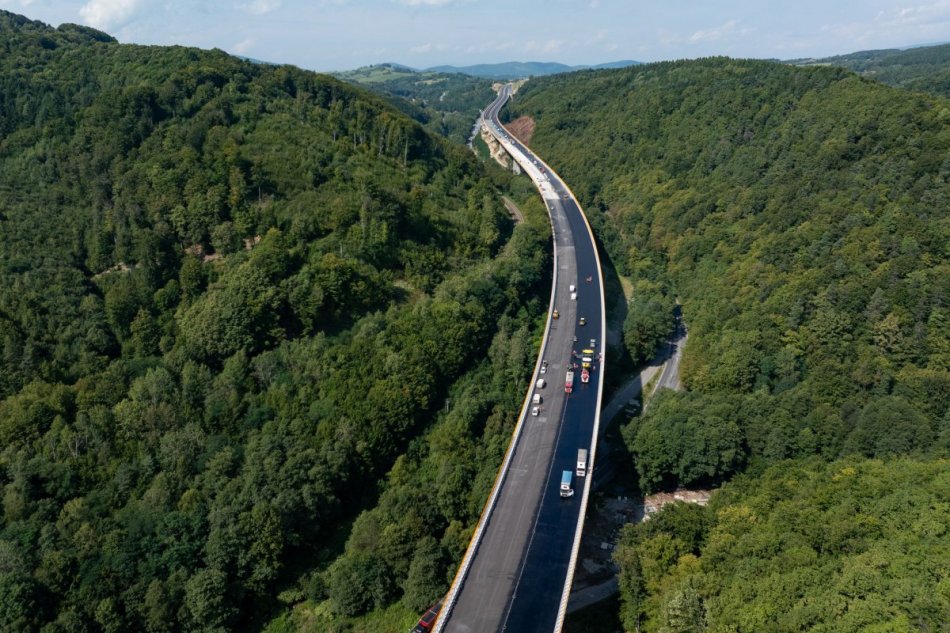 V OBRAZOCH: Asfaltovanie najdlhšej estakády na Slovensku