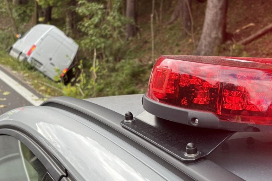 V OBRAZOCH: Dodávka skončila mimo cesty