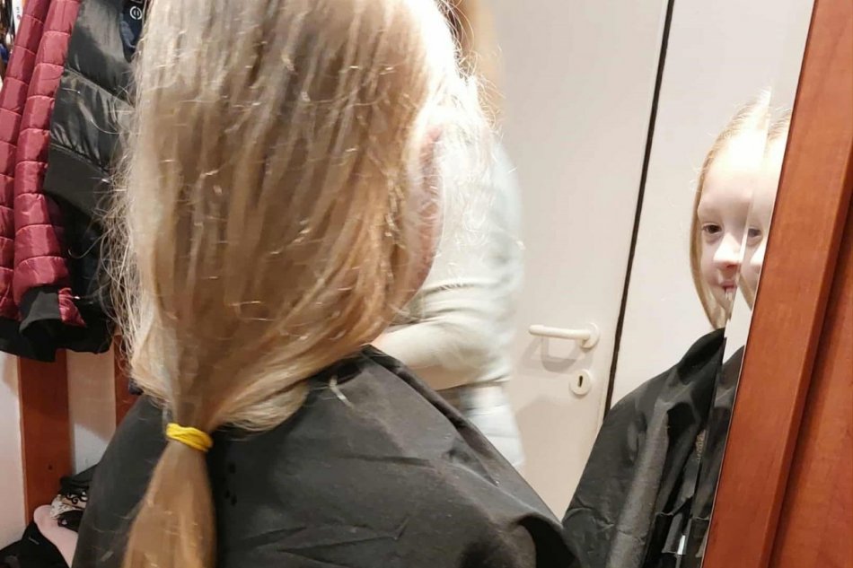 Elizabeth sa nechala ostrihať, aby pomohla vlasmi iným ženám