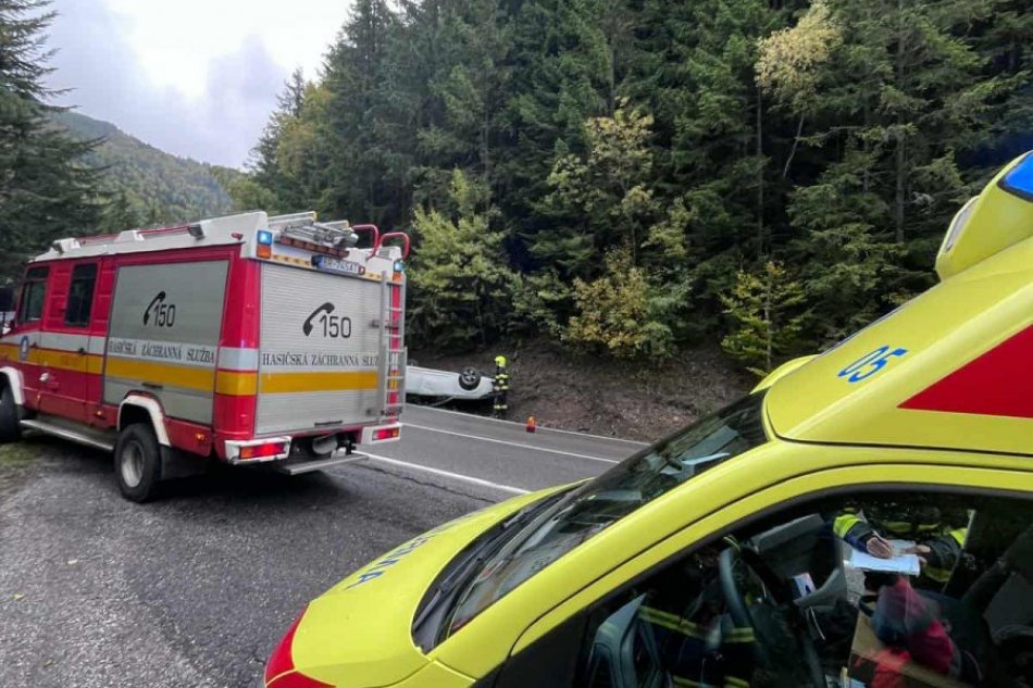 V OBRAZOCH: Pri hrozivej nehode skončilo osobné auto na streche