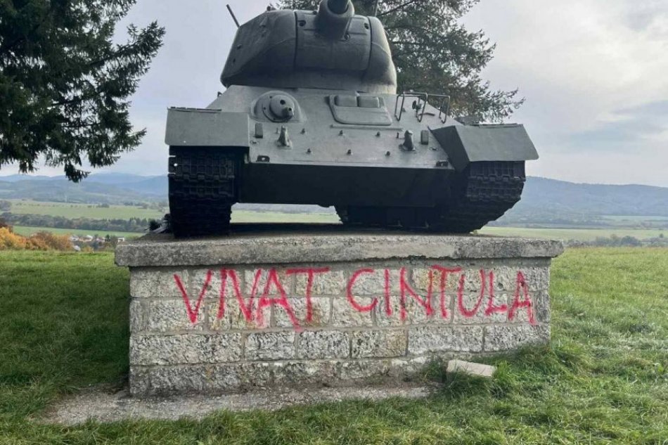 V OBRAZOCH: Neznámi páchatelia poškodili pamätník SNP