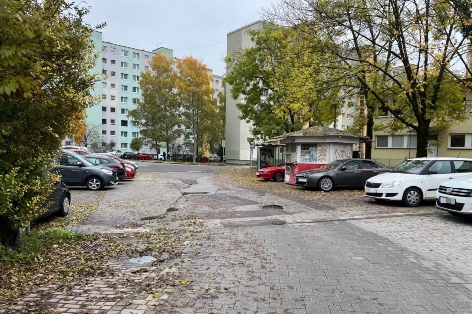 Začína sa výmena zostávajúcej poškodenej dlažby v Starej Sásovej