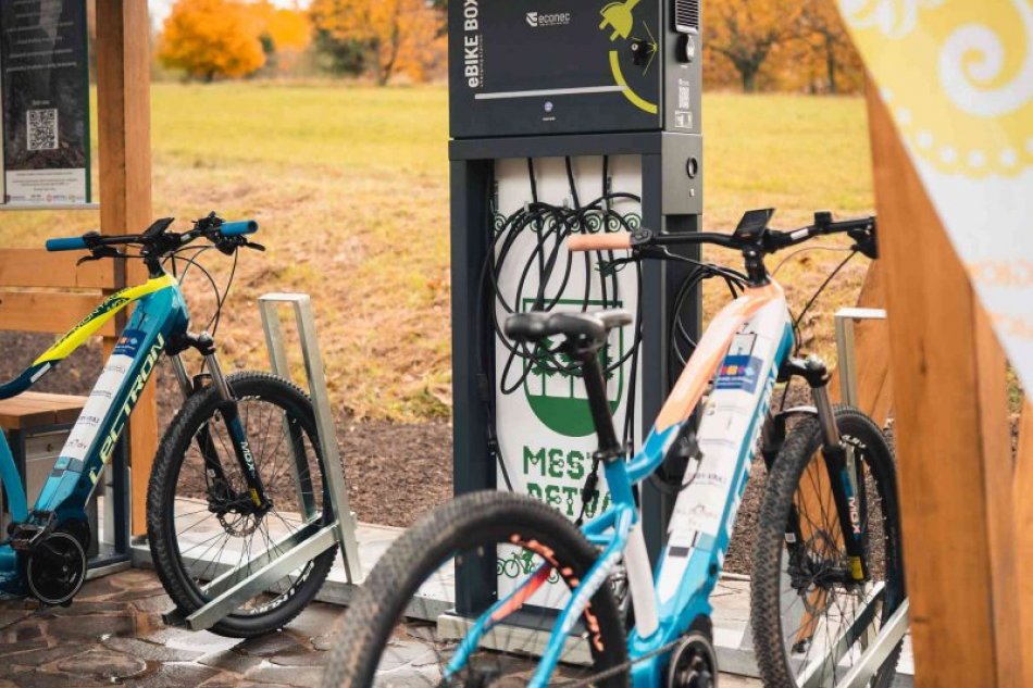 V OBRAZOCH: Na Kalamárke pribudol cykloprístrešok s nabíjacou stanicou