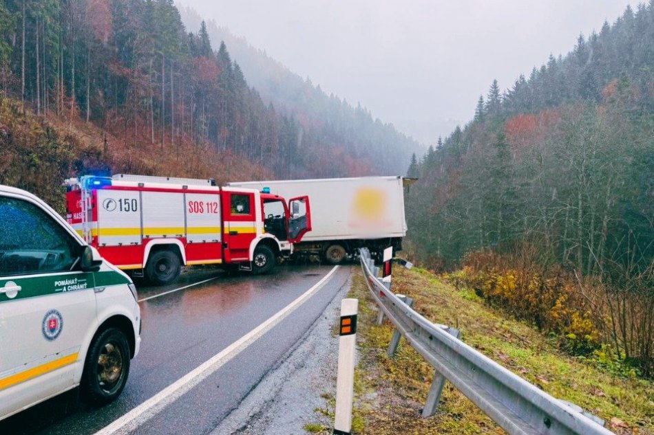 V OBRAZOCH: Vážna nehoda na Donovaloch