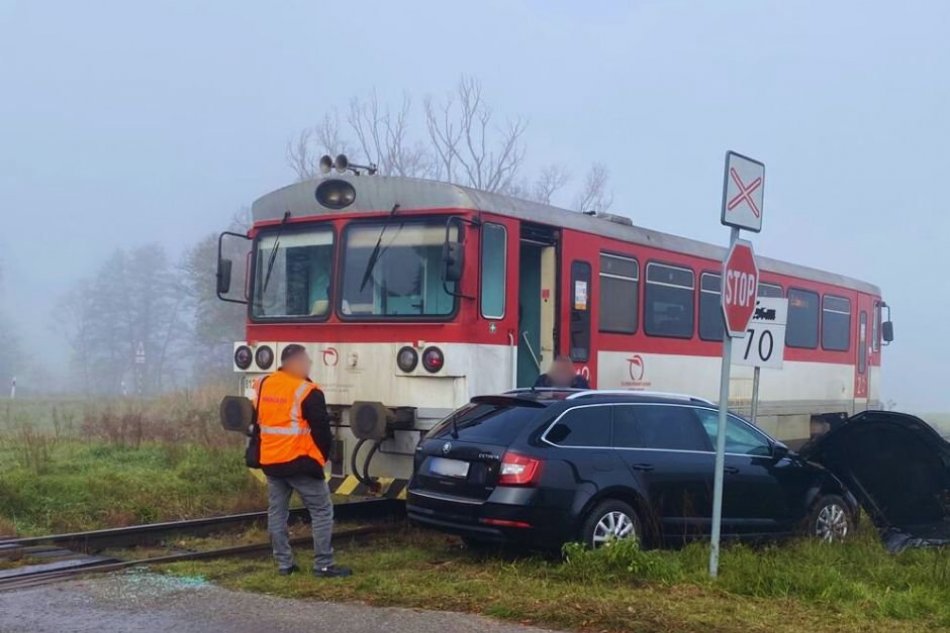 V OBRAZOCH: Nehoda na železničnom priecestí