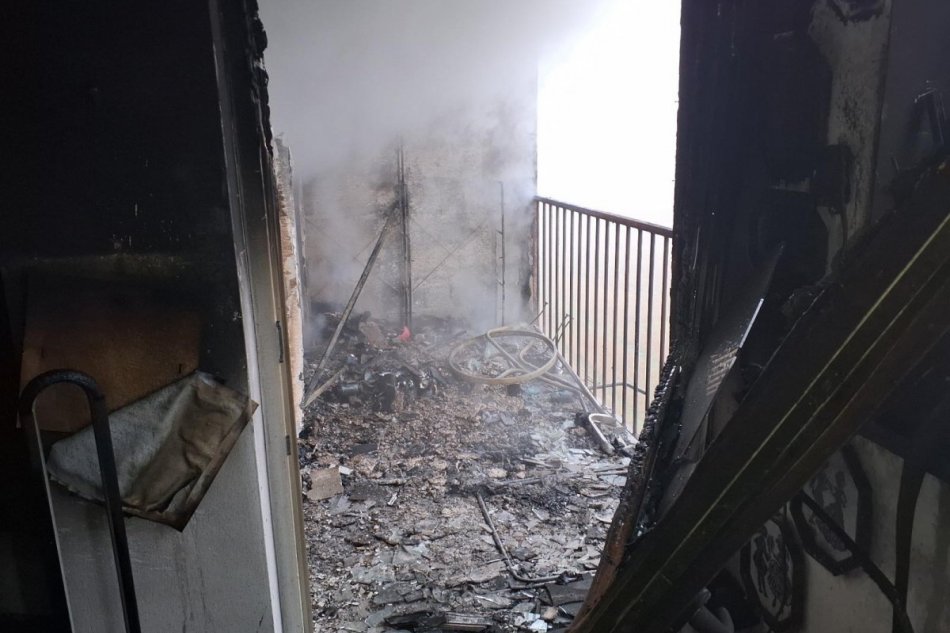 Pre požiar v bytovke museli evakuovať obyvateľov