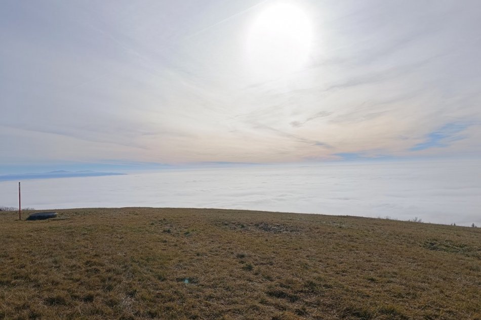 V OBRAZOCH: Inverzia ukryla v oblakoch celé mesto