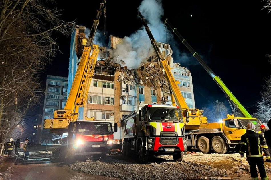 Zničená bytovka po útoku na ukrajinské mesto Ternopiľ
