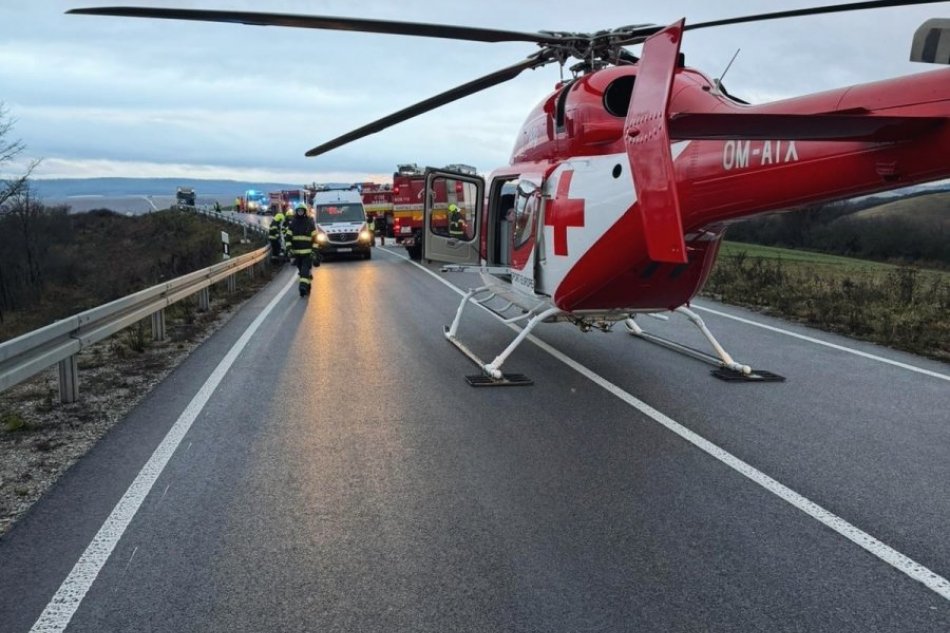 V OBRAZOCH: Tragická čelná zrážka na juhu Slovenska