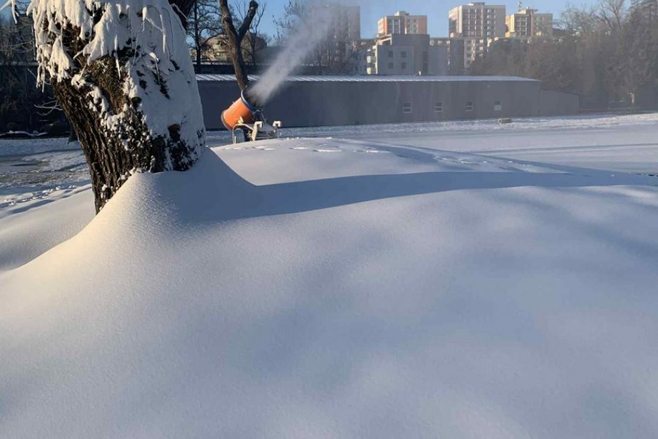 V OBRAZOCH: Zasnežovanie na kúpalisku v Banskej Bystrici
