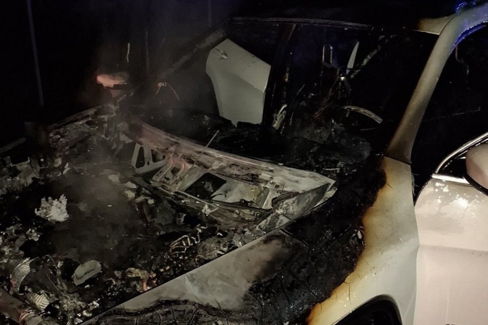 V OBRAZOCH: Požiar auta na rýchlostnej ceste