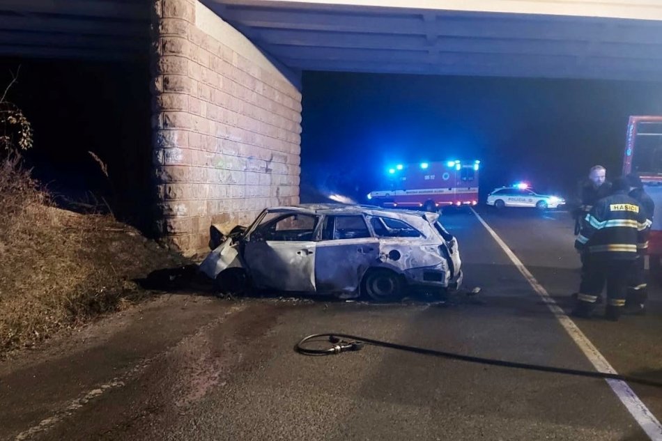 Vodič po náraze do mosta zhorel v aute