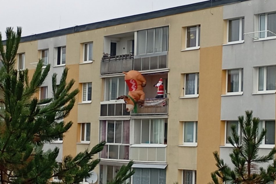 V OBRAZOCH: Kuriózna vianočná výzdoba na balkóne paneláku