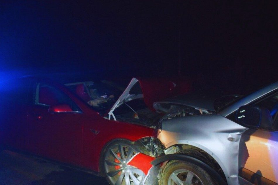 V OBRAZOCH: Čelná zrážka áut na Podpoľaní