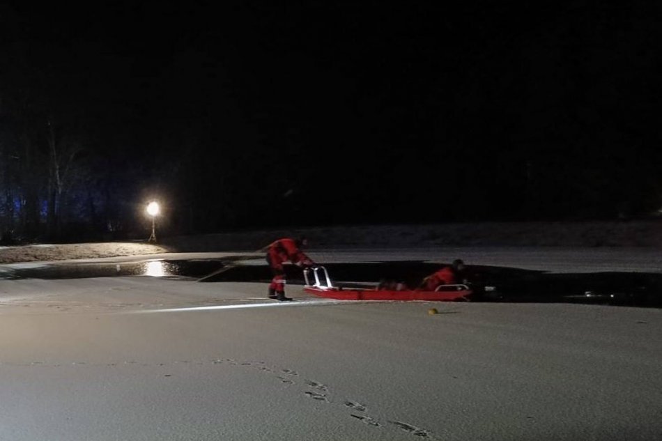 Mama so synom sa prepadli cez ľad