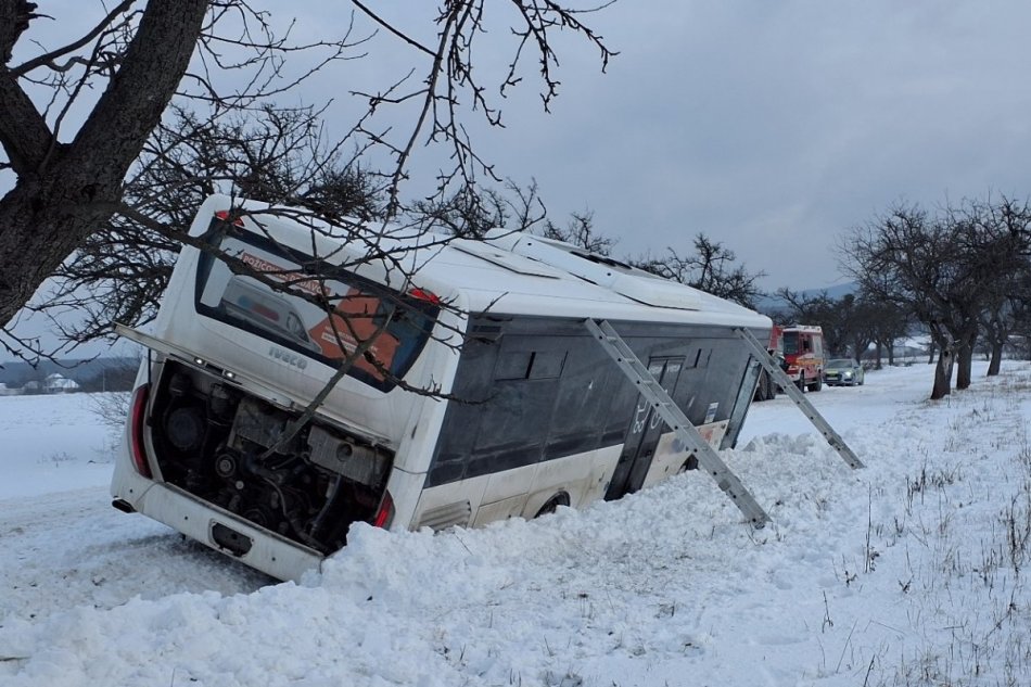 V autobuse uviazli desiatky detí a aj tehotná žena